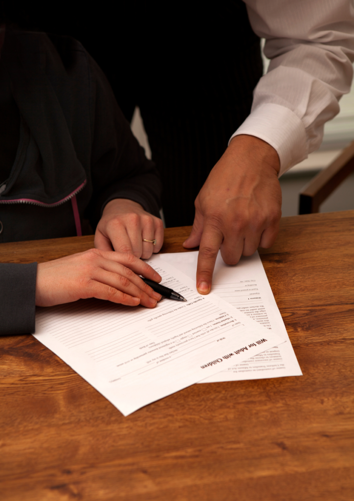 kobieta podpisująca akt zgonu