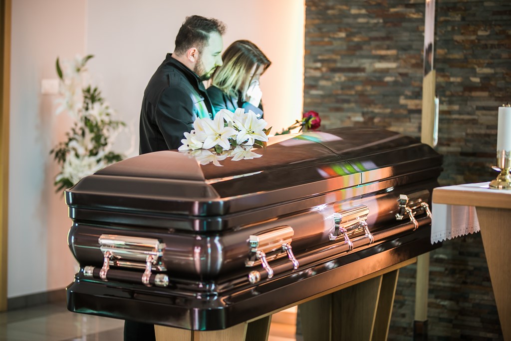 Jak zorganizować ostatnie pożegnanie zmarłego?