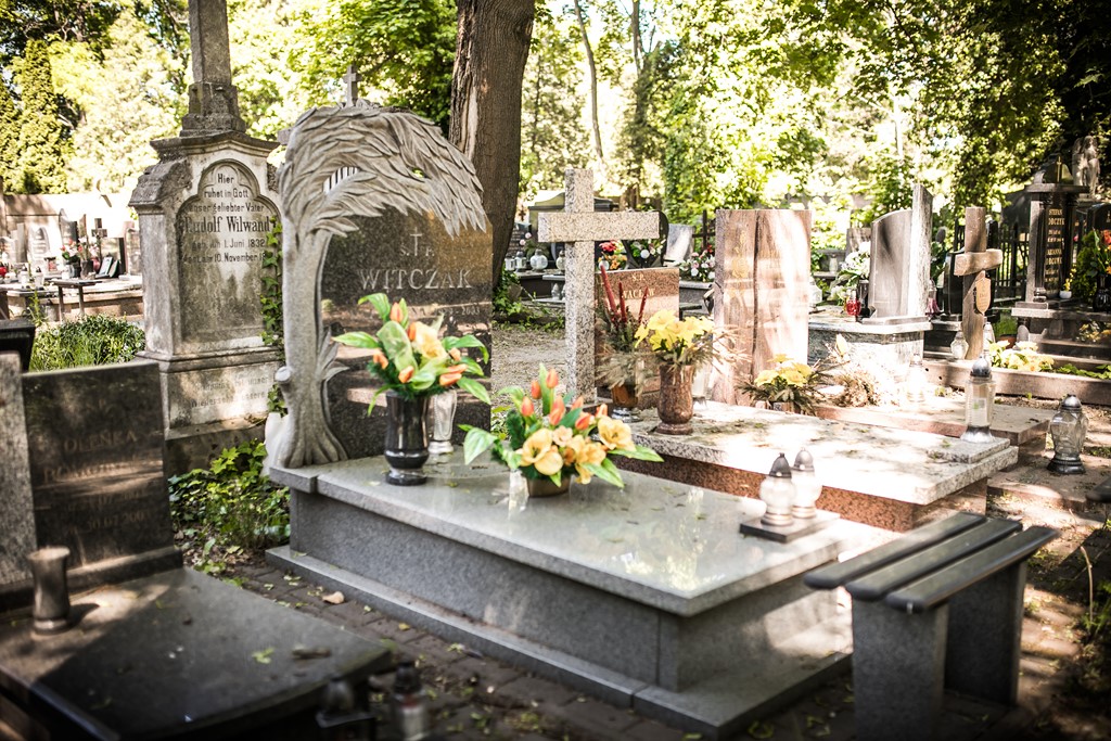 Jak dbać o miejsce spoczynku bliskich?